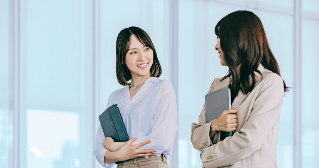 派遣社員と正社員が一緒に働いているイメージ