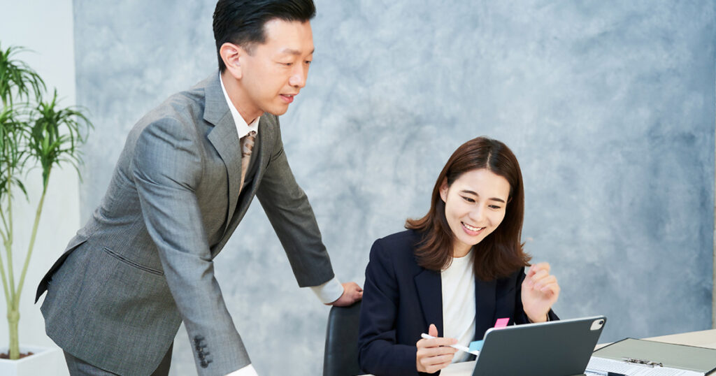 オフィスで働く女性のイメージ