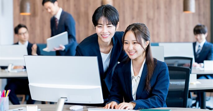 派遣スタッフとして笑顔で働く女性のイメージ