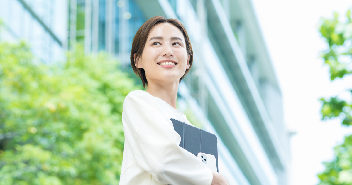 専業主婦だった人がブランクを乗り越えて再就職をし働いているイメージ