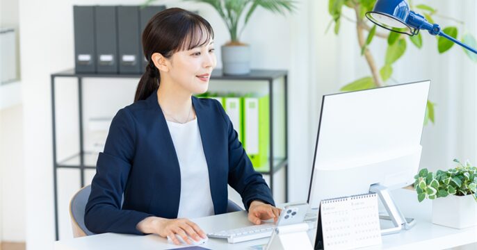 オフィスでいきいきと働いている女性のイメージ