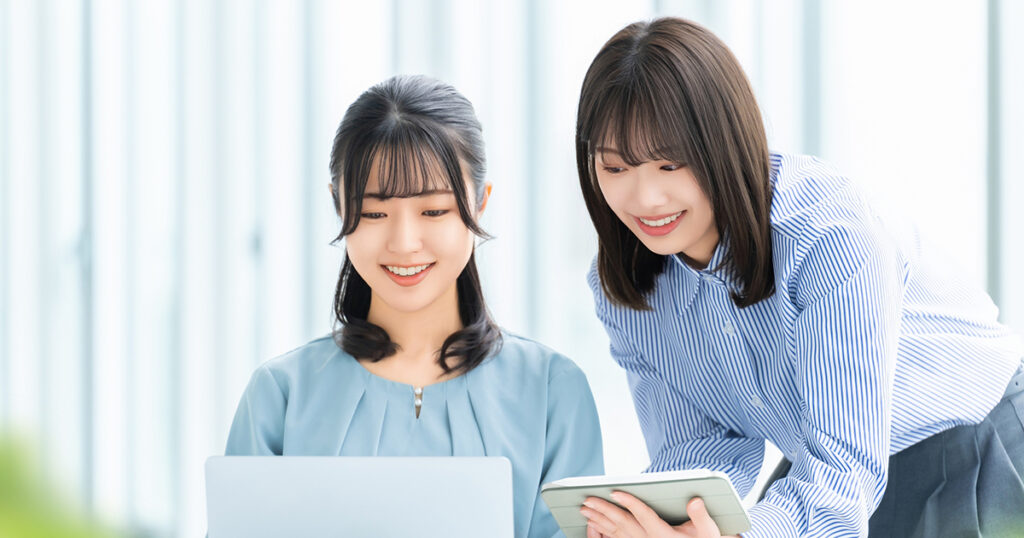 オフィスで真面目に働いている女性のイメージ