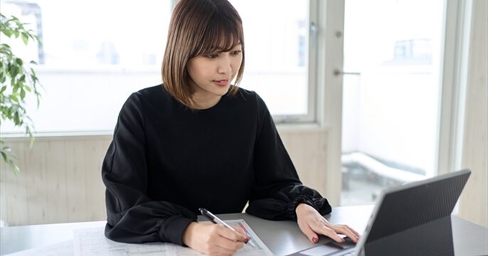 失業保険をもらいながら働く際の重要なポイントを整理している女性のイメージ