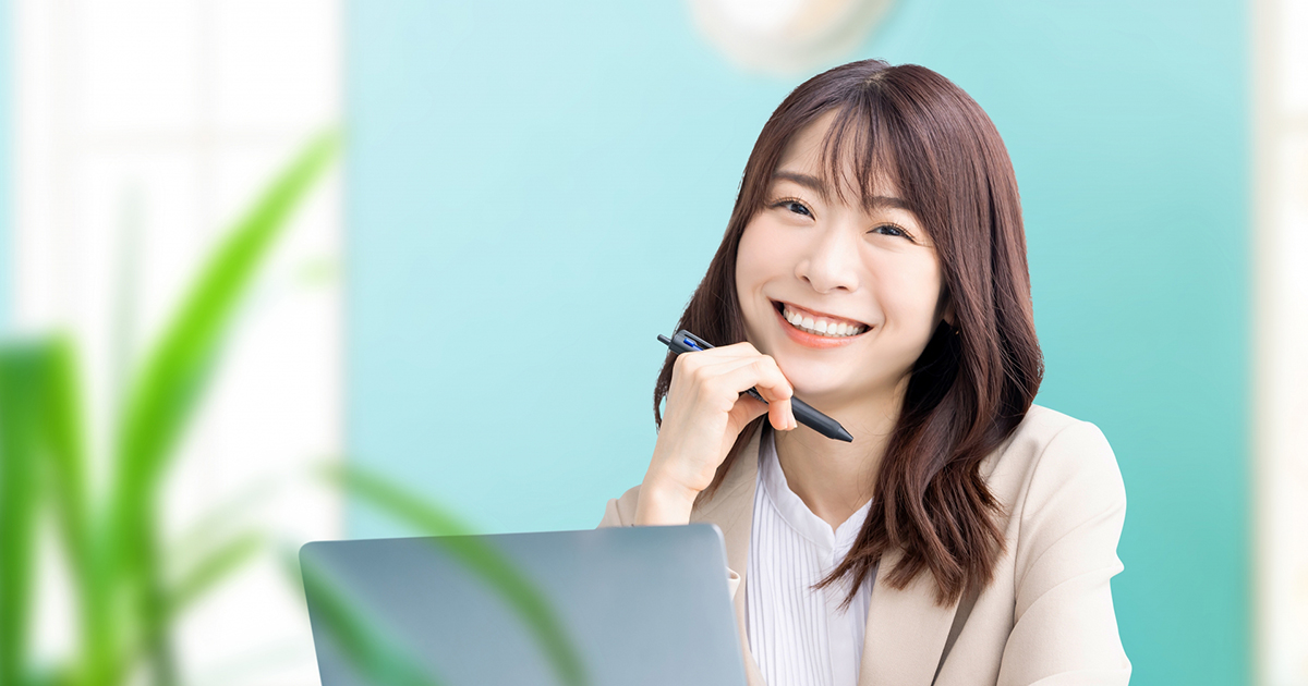 派遣社員から正社員へとキャリアアップして働く女性のイメージ