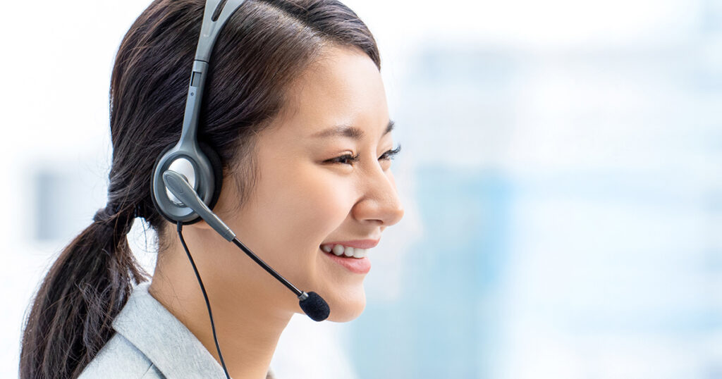 コールセンターでオペレーターとして働く女性のイメージ
