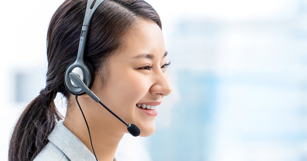 コールセンターでオペレーターとして働く女性のイメージ