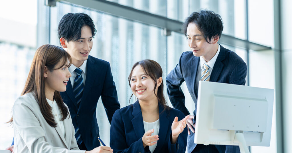 派遣から正社員になり明るく働いている女性のイメージ