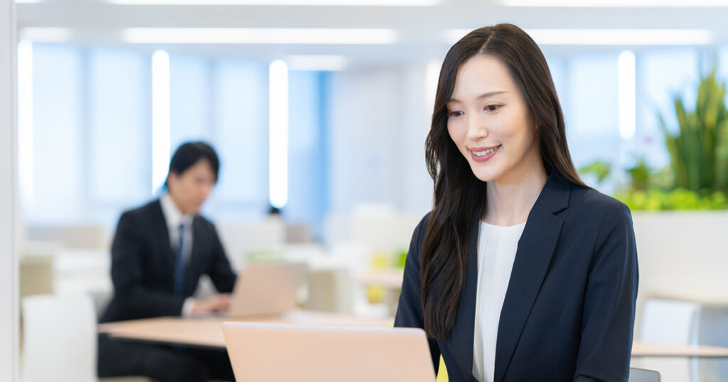 オフィスでいきいきと働いている女性のイメージ