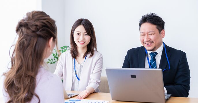 派遣会社の社員と派遣スタッフが登録時面談をしているイメージ