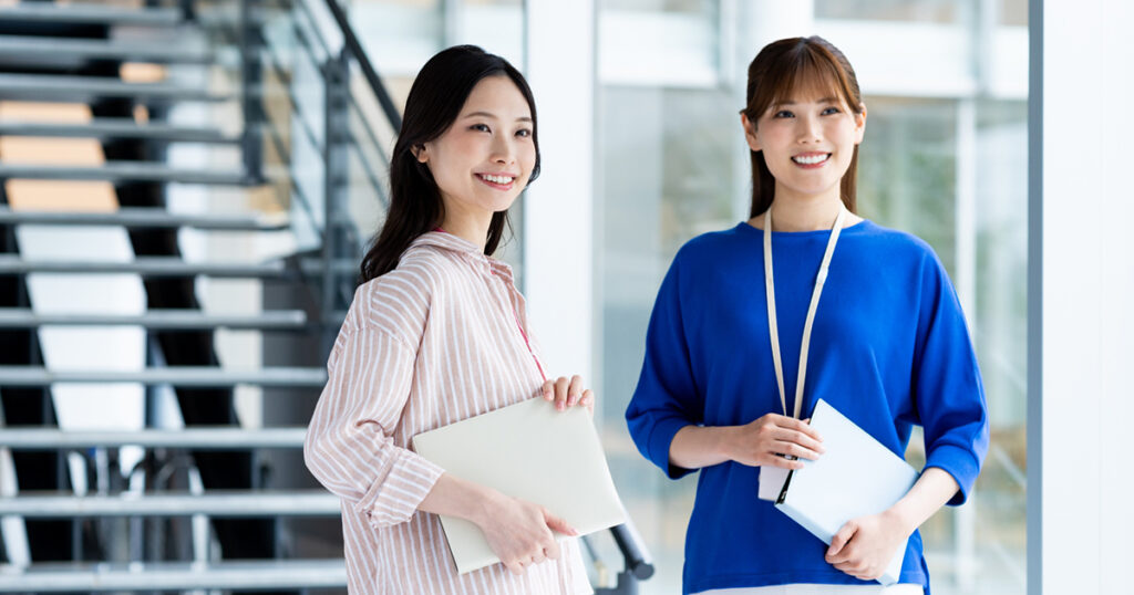 派遣社員から正社員を目指して働いている女性のイメージ