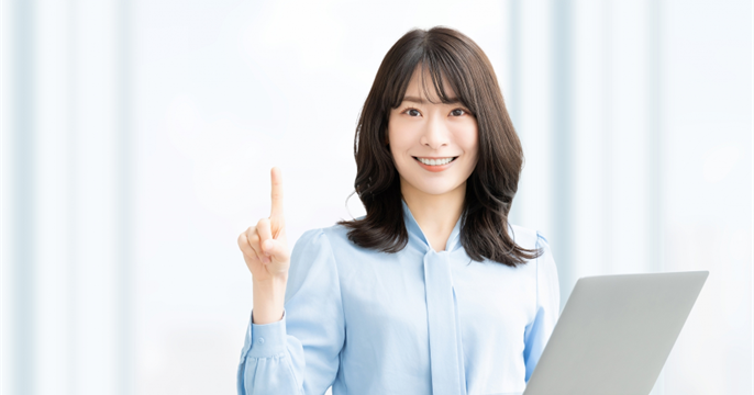 失業保険をもらいながら働く際の注意点を教えてくれる女性のイメージ