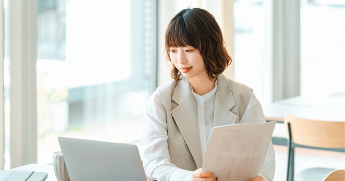 失業保険をもらいながら派遣で働いている女性のイメージ
