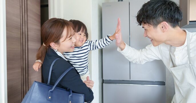 仕事に向かう母親と幼い子ども、家事をする父親のイメージ