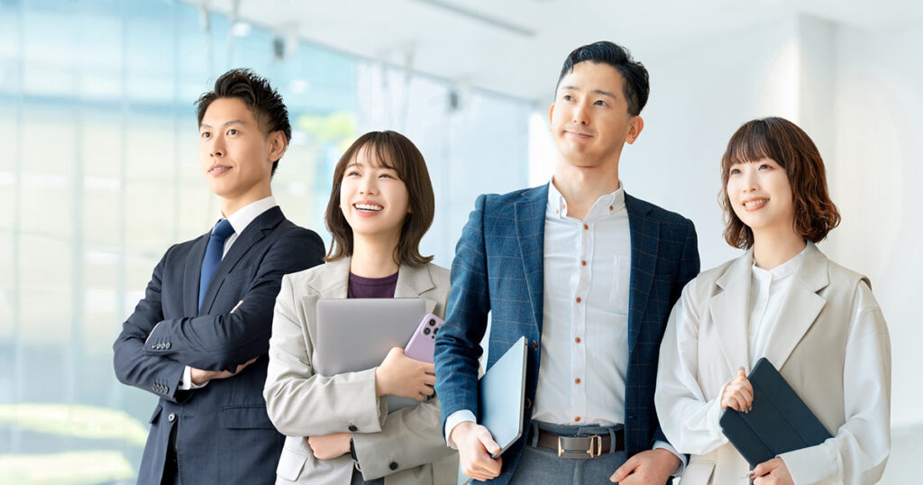 複数の男女がオフィスで働いているイメージ