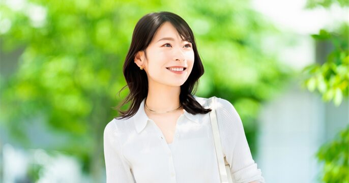 仕事と育児を両立しながら明るく通勤する女性のイメージ