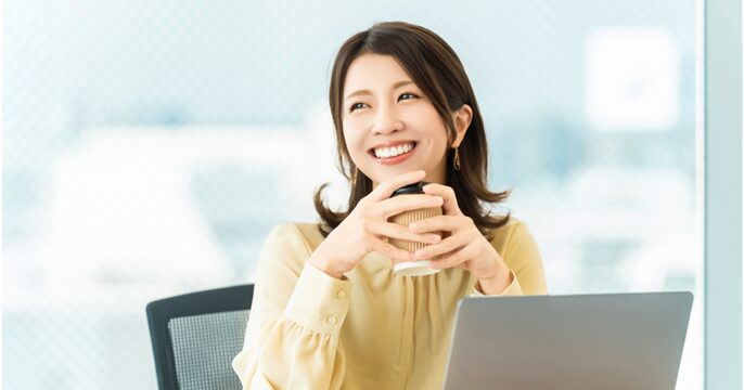 自分に合った働き方を見つけてイキイキと仕事をしている女性のイメージ