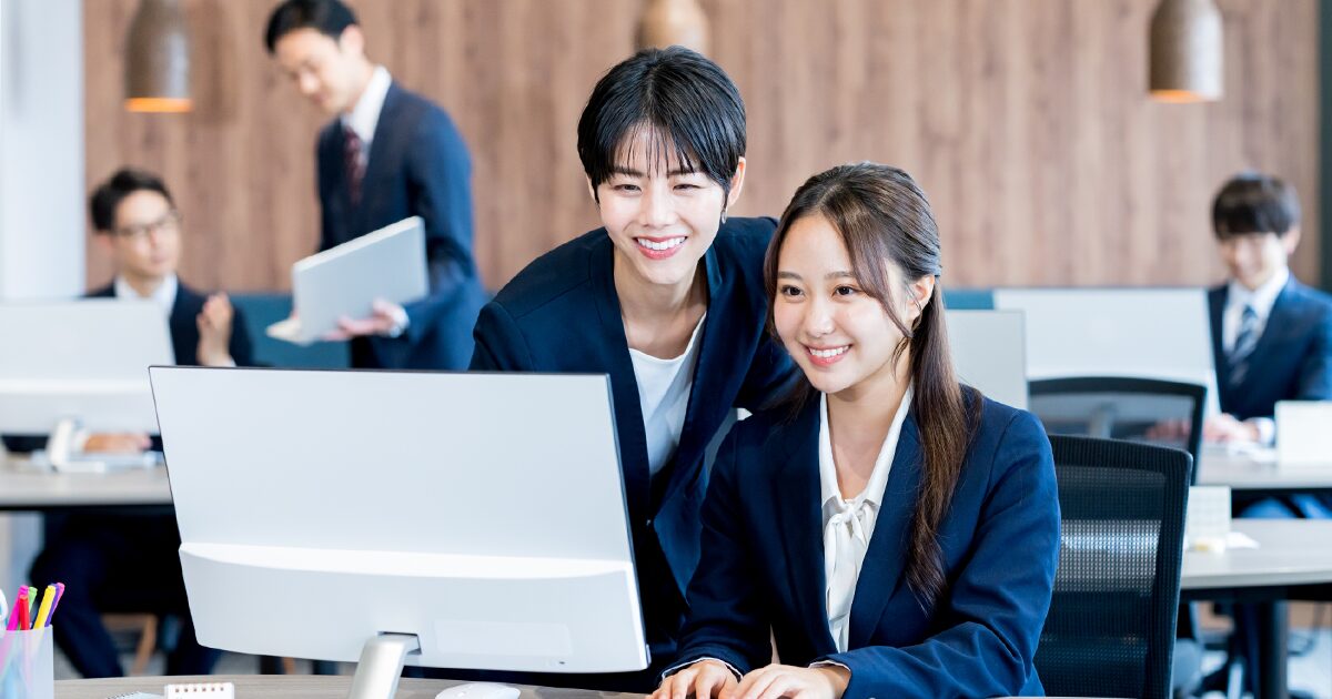 未経験で事務職に転職し、いきいきと働いている女性の画像