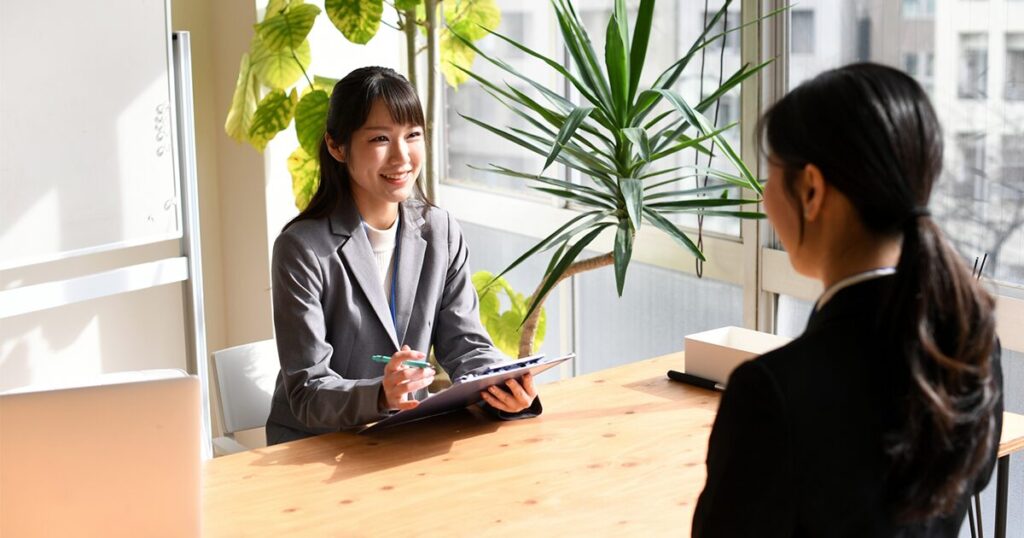 採用面接を行っているイメージ画像