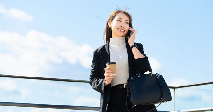 職場見学を経て無事に派遣社員として働き始めた女性のイメージ画像