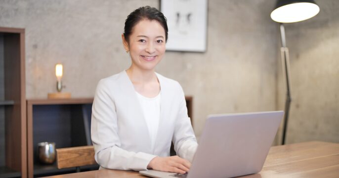 扶養外でバリバリオフィス勤務をしている女性のイメージ