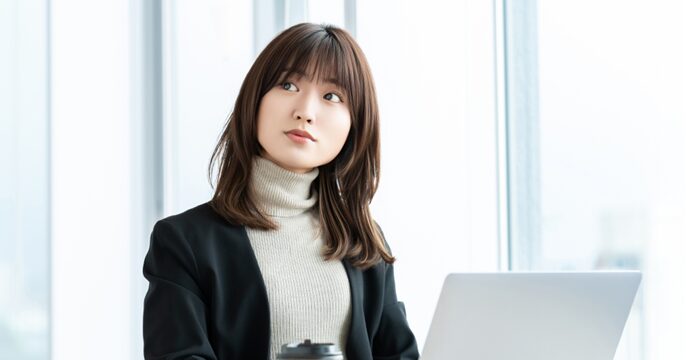 派遣社員としてオフィスで働いている20代の女性のイメージ