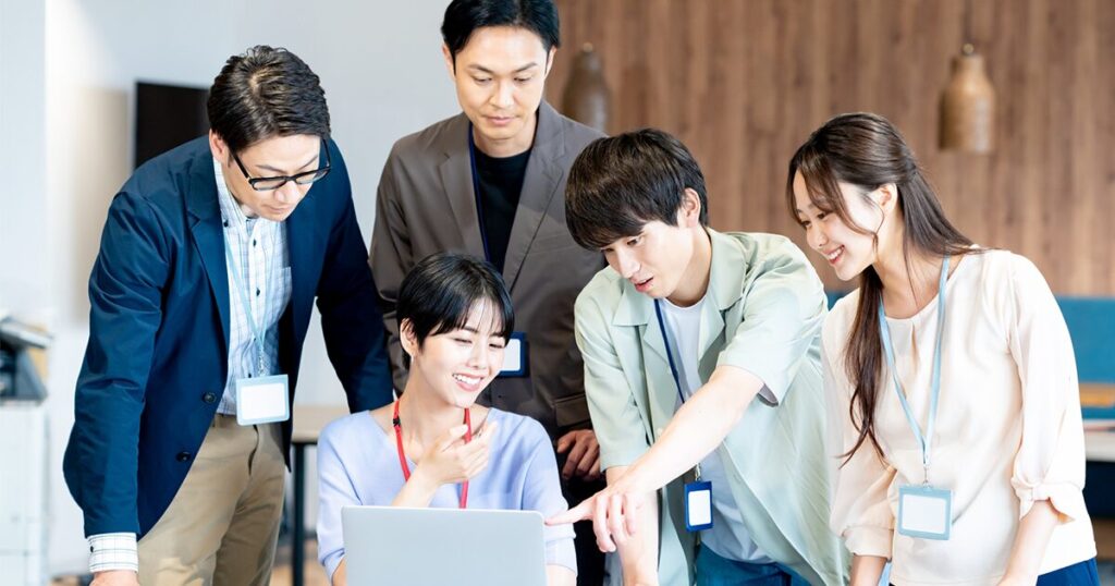 紹介予定派遣の選考を通過し、明るく働いている人たちのイメージ