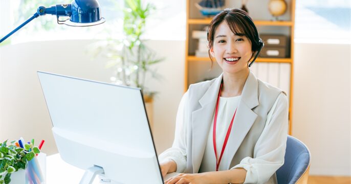 派遣社員としてオフィスで働いている女性のイメージ