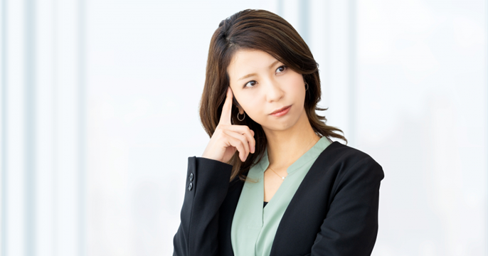 自分が確定申告が必要かどうか悩んでいる女性のイメージ