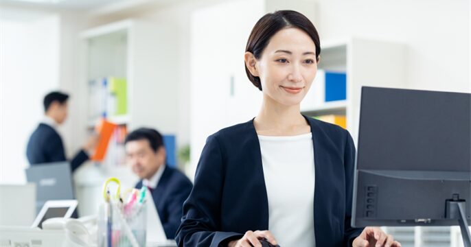 40代子育て中の母親が派遣として働いている様子