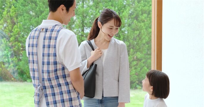 仕事帰りに保育園へ子どもを迎えに行っている母親のイメージ