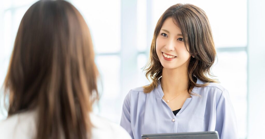 派遣会社の担当者に、紹介予定派遣について相談しているイメージ画像