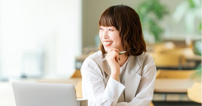 契約社員として働いている女性のイメージ