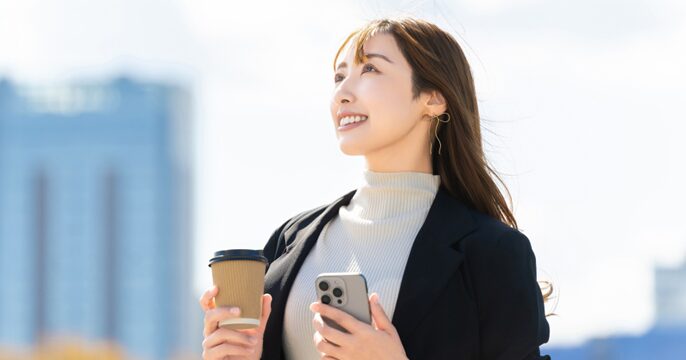 スマホで仕事探しをし、自分にあった働き方を見つけた女性のイメージ