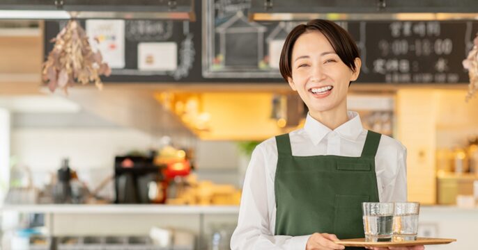 扶養内で飲食店で働いている女性のイメージ