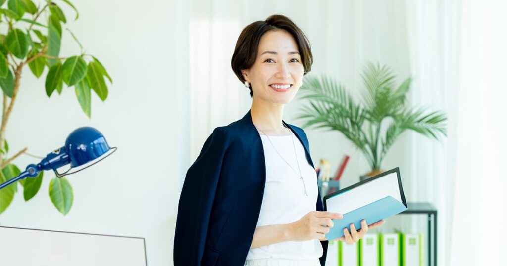 紹介予定派遣の制度を使い、40代で正社員になった女性のイメージ