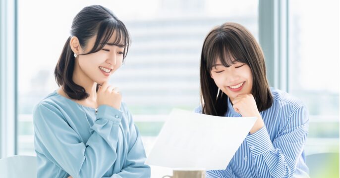 派遣社員と契約社員の女性2人が一緒に働いているイメージ