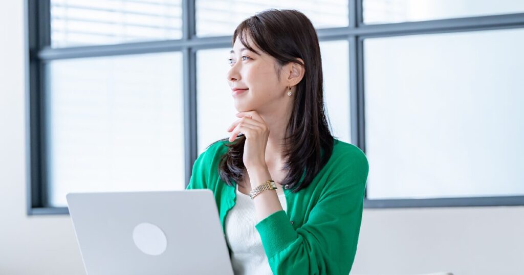 紹介予定派遣の制度を使って企業のオフィスで働く女性のイメージ