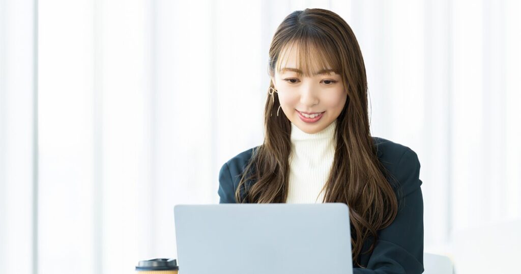 派遣でデータ入力の仕事をしている女性のイメージ