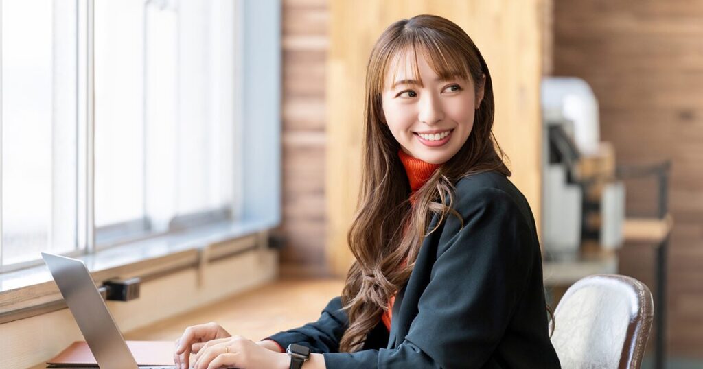 未経験で転職をし、事務職として働いている30代女性のイメージ