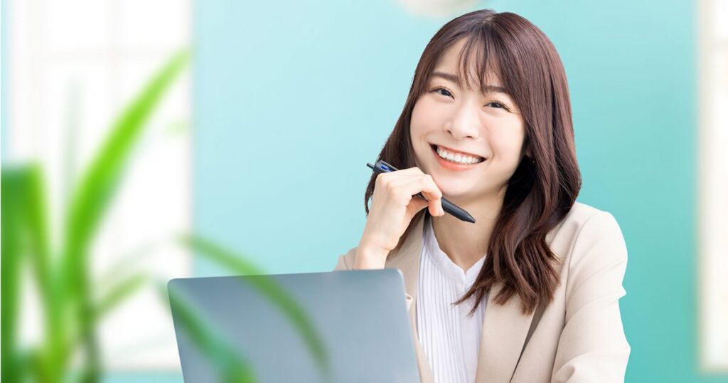 30代の女性が未経験でスキルもなかったけれど転職に成功し、笑顔で働いているイメージ