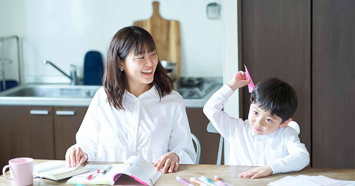 笑顔で子どもと過ごす母親の写真