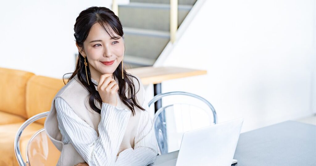 正社員から派遣への転職を前向きに検討している女性のイメージ