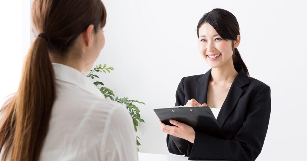 派遣から直接雇用へ切り替えるために、派遣社員と派遣会社の担当者が条件交渉に関する面談をしているイメージ