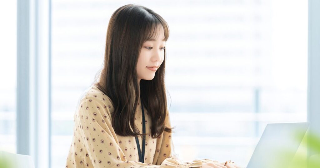 派遣社員として働いており、直接雇用への切り替えを検討してメリットとデメリットを整理している女性のイメージ