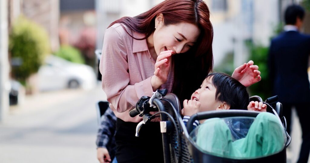 産休・育休を経て職場復帰をした派遣社員の女性が、出勤前に子どもを保育園へ送るイメージ