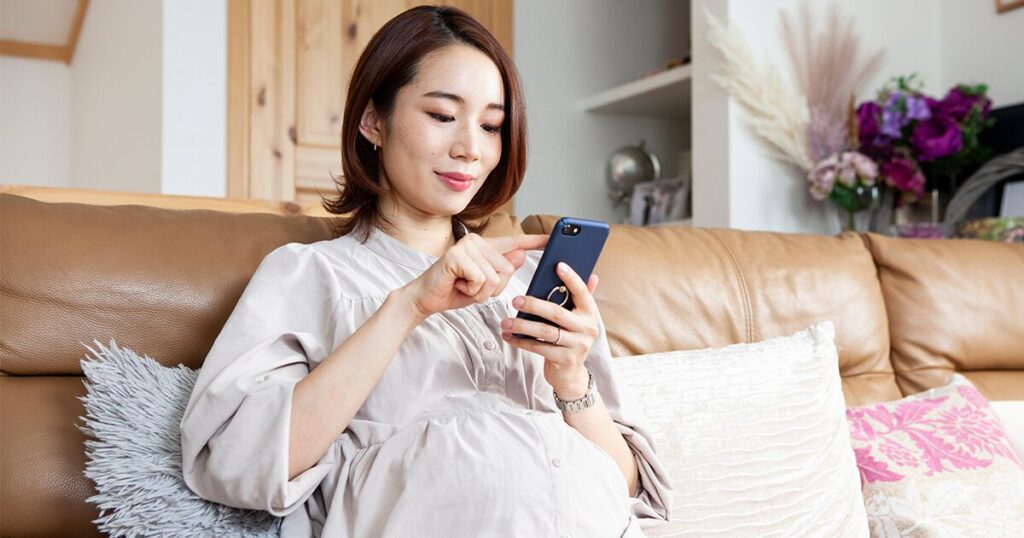 妊娠中の派遣社員が、産休・育休を経て仕事に復帰するまでの流れを確認しているイメージ