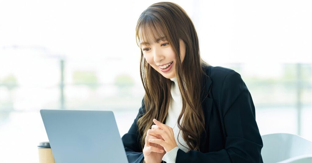 PCでオンライン学習をしている派遣社員のイメージ