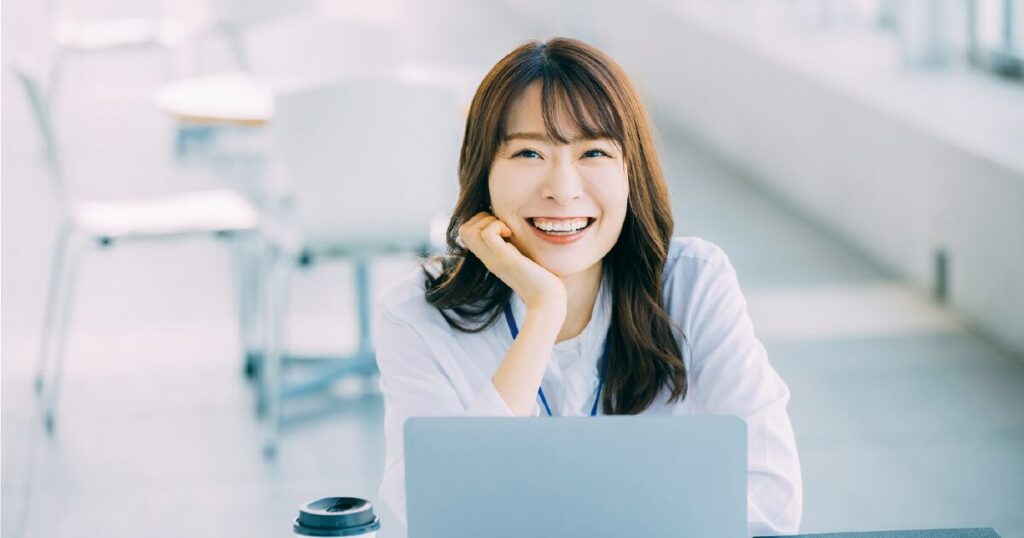 明るく前向きに派遣で働くシングルマザーのイメージ