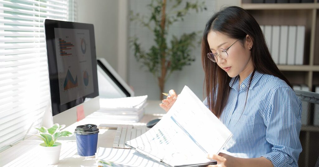 営業事務としてデータ管理や資料作成を行う女性のイメージ