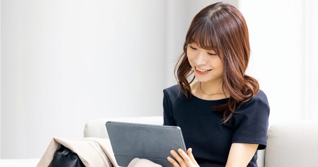 オンラインでスキルアップ講座を受講している派遣社員のイメージ画像